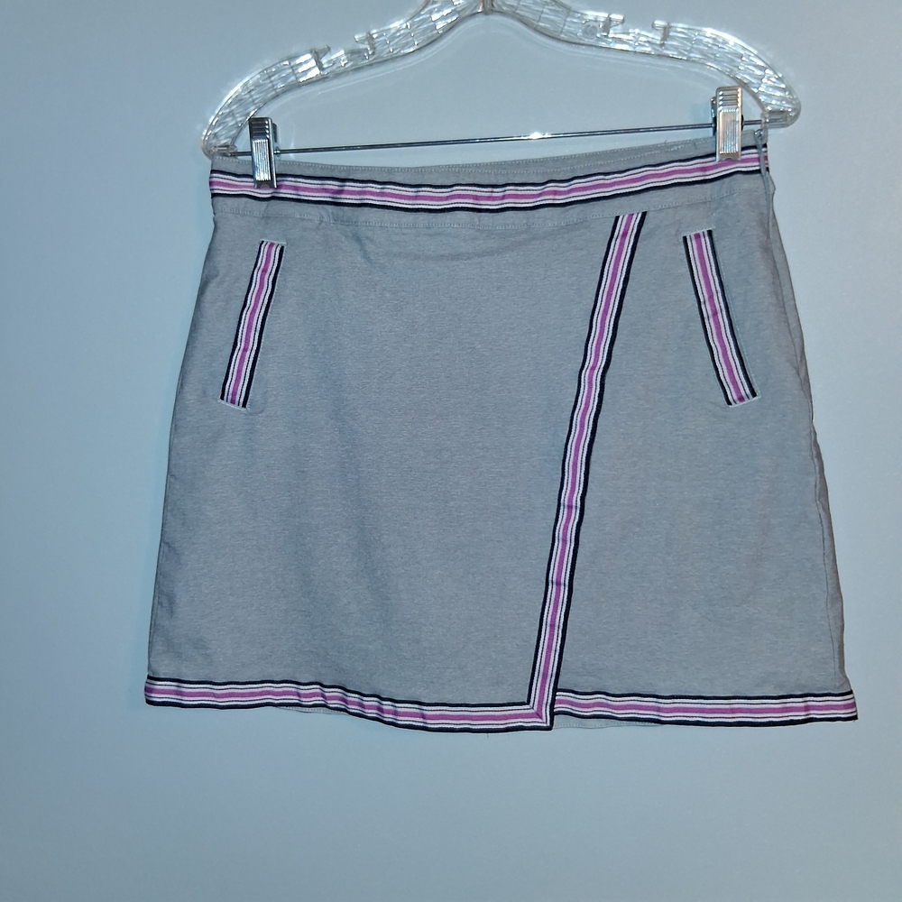 Gray Elevated Basic Sporty Skirt with Pink Accents